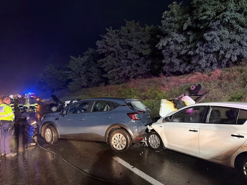 Suceava. Accident în lanț cu patru mașini implicate și trei persoane transportate la spital