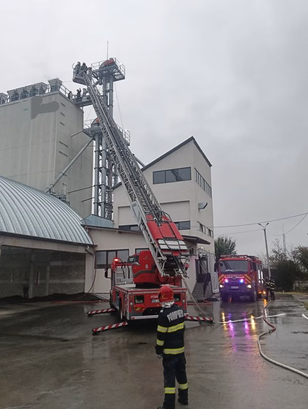 Bacău. Pompierii au intervenit pentru a stinge un foc izbucnit la un uscător de cereale