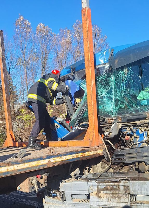 FOTO. Suceava. O persoană a rămas încarcerată în urma unui accident în care au fost implicate două TIR-uri și un autoturism 4 FOTO. Suceava. O persoană a rămas încarcerată în urma unui accident în care au fost implicate două TIR-uri și un autoturism