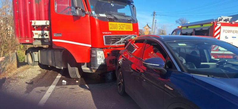 FOTO. Suceava. O persoană a rămas încarcerată în urma unui accident în care au fost implicate două TIR-uri și un autoturism 3 FOTO. Suceava. O persoană a rămas încarcerată în urma unui accident în care au fost implicate două TIR-uri și un autoturism