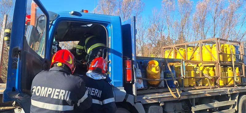FOTO. Suceava. O persoană a rămas încarcerată în urma unui accident în care au fost implicate două TIR-uri și un autoturism