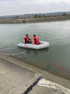 Tragedie la Roznov. Un bărbat a fost găsit înecat în canalul Bistrița