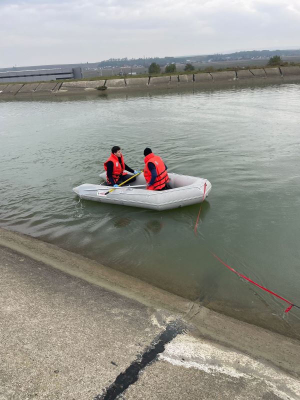 Tragedie la Roznov. Un bărbat a fost găsit înecat în canalul Bistrița