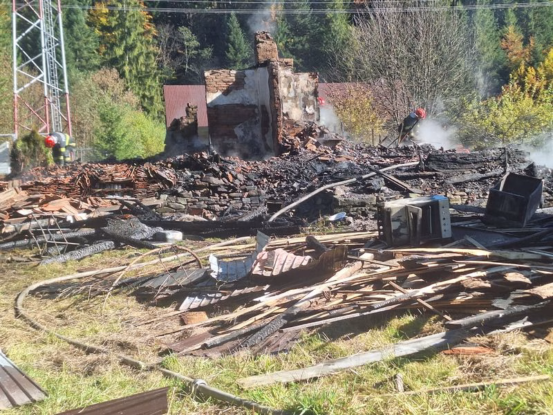 Video-foto. Neamț. Gospodărie a fost mistuită de flăcări