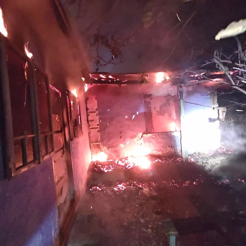 FOTO. Locuințe distruse de foc la Roznov și Făurei