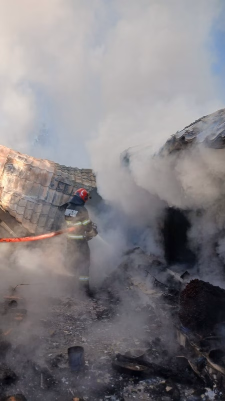 FOTO. Neamț. Gospodărie distrusă de flăcări 3 FOTO. Neamț. Gospodărie distrusă de flăcări