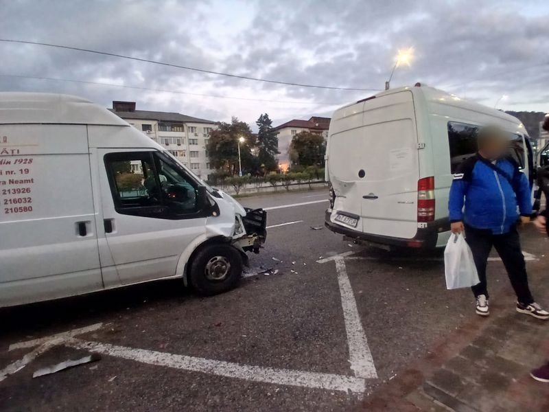 FOTO. Piatra-Neamț. La porțile spitalului, accident cu un microbuz ce transporta călători!