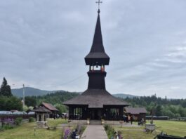 Zi de mare sărbătoare la biserica de lemn din satul Mânăstirea Neamț