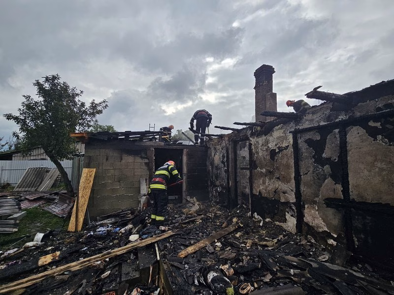Botoșani: O femeie și-a pierdut viața și un bărbat a suferit arsuri într-un incendiu devastator