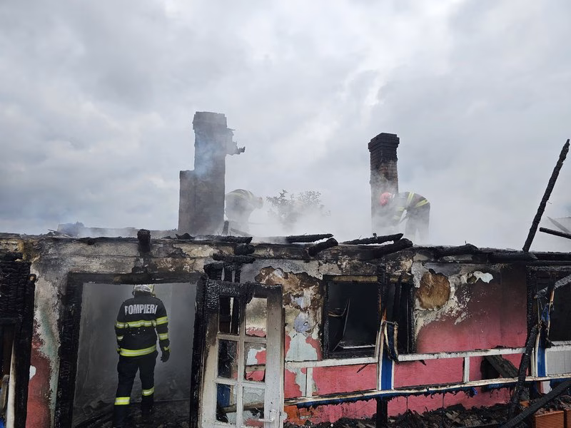 Botoșani: O femeie și-a pierdut viața și un bărbat a suferit arsuri într-un incendiu devastator