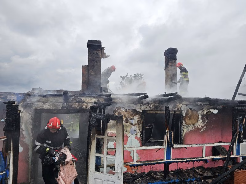 Botoșani: O femeie și-a pierdut viața și un bărbat a suferit arsuri într-un incendiu devastator