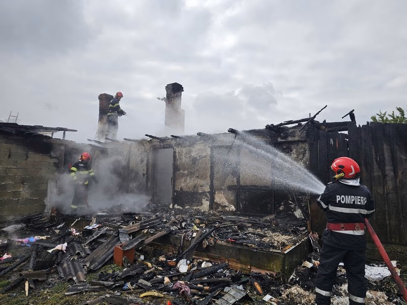 Botoșani: O femeie și-a pierdut viața și un bărbat a suferit arsuri într-un incendiu devastator