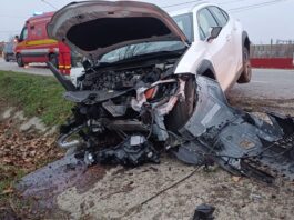 Două persoane rănite după ce un autoturism a ieșit de pe șosea în Secuienii Noi