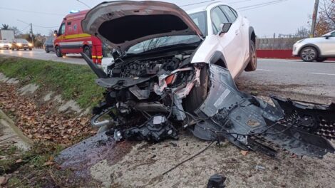 Două persoane rănite după ce un autoturism a ieșit de pe șosea în Secuienii Noi