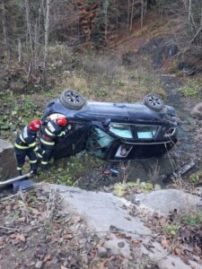 Foto. Autoturism răsturnat în pârâu din cauza vitezei. Trei răniți au fost transportați la spital