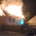 Video-foto. Femeie salvată din flăcări de polițiștii din Bicaz