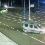 Teribilism sancționat: "surfing" pe cupola unei mașini în mers!