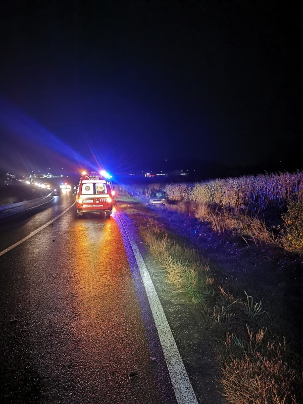 FOTO. Neamț. Accident în care au fost implicate 3 mașini. O fetiță de 7 ani a fost transportată la spital