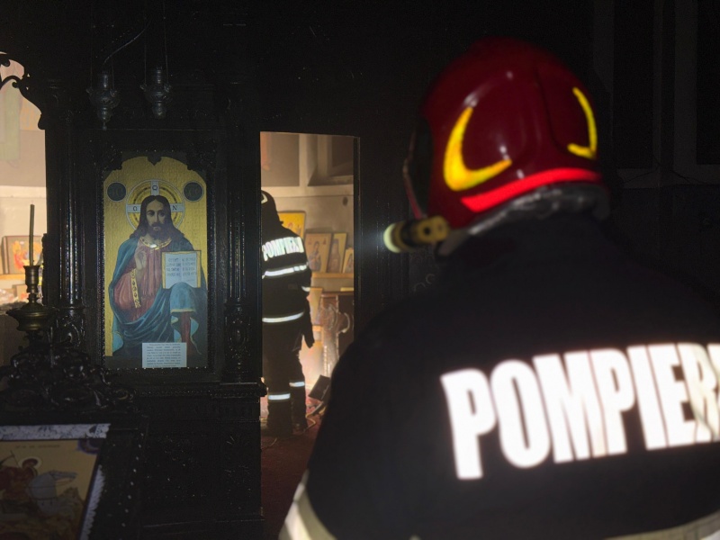 FOTO. Incendiu la Biserica „Adormirea Maicii Domnului” din Dorohoi 5 FOTO. Incendiu la Biserica „Adormirea Maicii Domnului” din Dorohoi