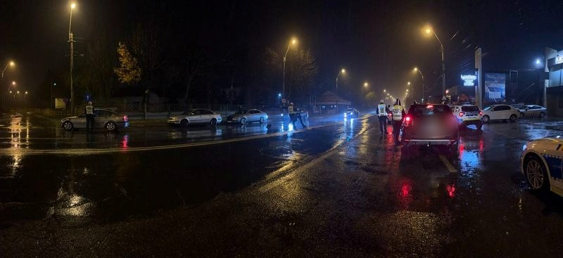 VIDEO. Piatra Neamț. Acțiune amplă a poliției pe Bulevardul Gen. Nicolae Dăscălescu: șofer prins băut la volan după „doar un pahar de șampanie” 3 VIDEO. Piatra Neamț. Acțiune amplă a poliției pe Bulevardul Gen. Nicolae Dăscălescu: șofer prins băut la volan după „doar un pahar de șampanie”