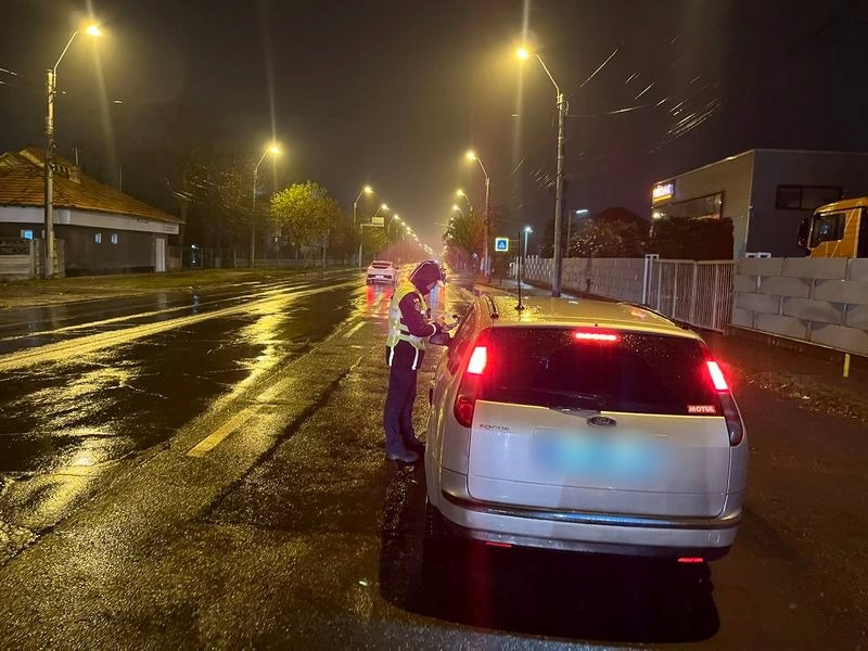 VIDEO. Piatra Neamț. Acțiune amplă a poliției pe Bulevardul Gen. Nicolae Dăscălescu: șofer prins băut la volan după „doar un pahar de șampanie” 4 VIDEO. Piatra Neamț. Acțiune amplă a poliției pe Bulevardul Gen. Nicolae Dăscălescu: șofer prins băut la volan după „doar un pahar de șampanie”