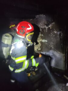 Incendiu provocat de un scurtcircuit la o casă din municipiul Roman