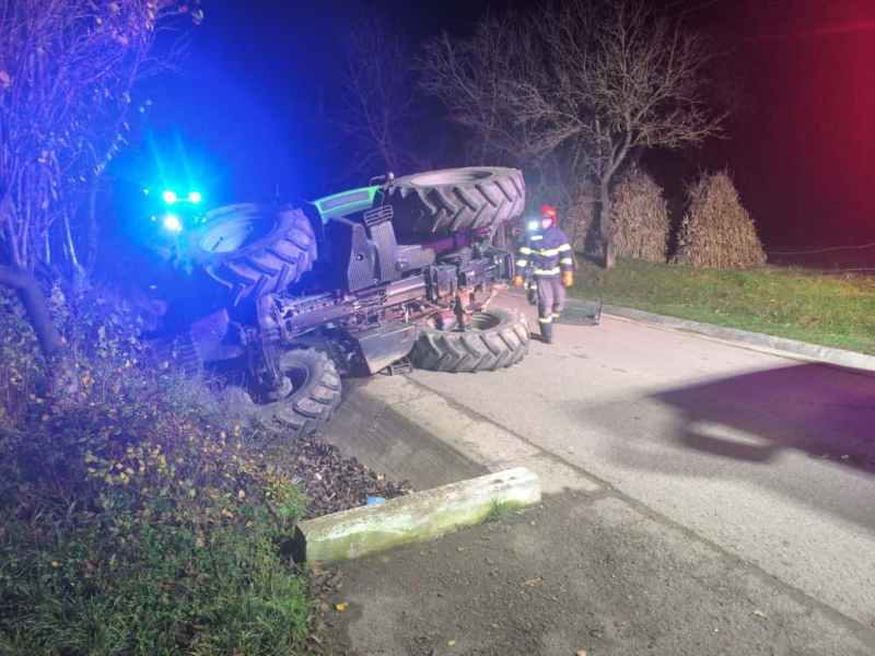 Botoșani: trei răniți după ce un tractor s-a răsturnat în șanț
