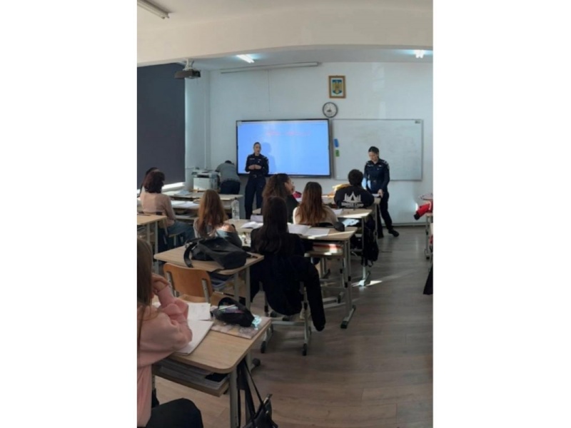 FOTO. Polițiștii, în rândul liceenilor din Săbăoani: oamenii legii au fost însoțiți de câinii polițiști Patrik și Locky