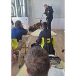 FOTO. Polițiștii, în rândul liceenilor din Săbăoani: oamenii legii au fost însoțiți de câinii polițiști Patrik și Locky