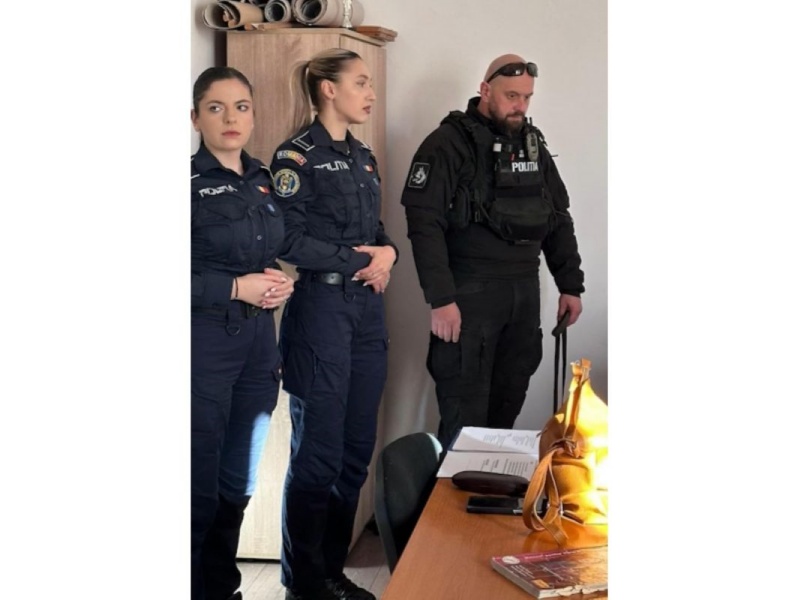 FOTO. Polițiștii, în rândul liceenilor din Săbăoani: oamenii legii au fost însoțiți de câinii polițiști Patrik și Locky