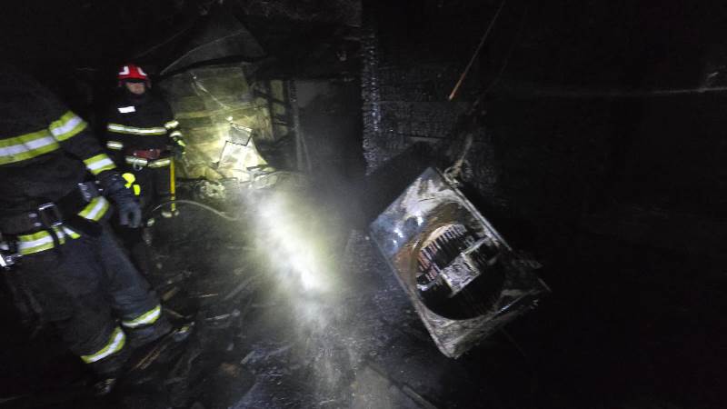 FOTO. Incendiu devastator de la un scurtcircuit electric