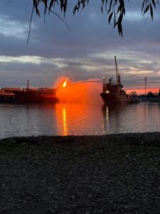 Două sate evacuate după atacul asupra unei nave încărcate cu GPL