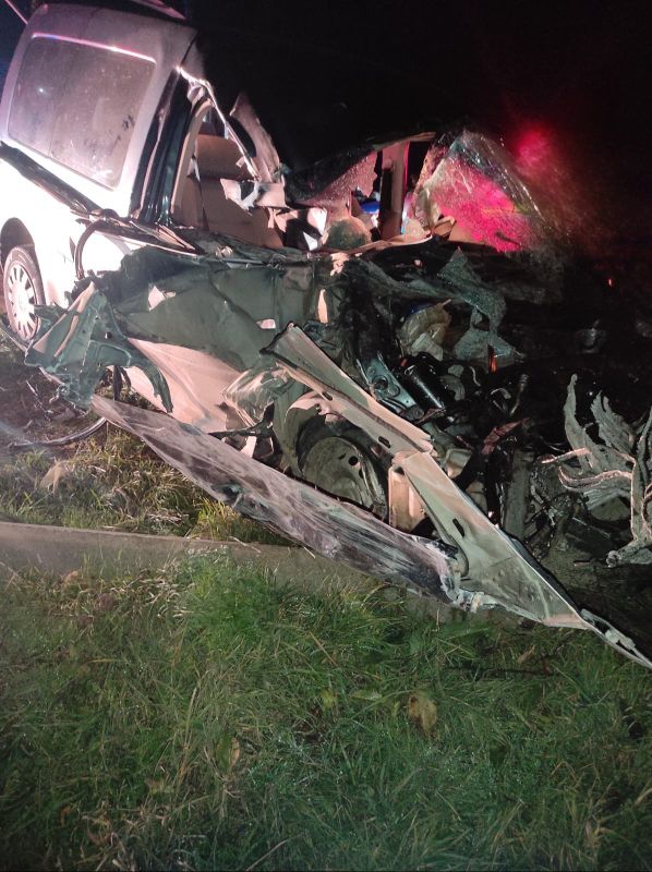FOTO. Suceava. Două persoane rănite după ce un autoturism a fost lovit de tren