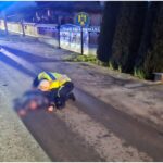 Biciclist în comă după ce a fost lovit de un autoturism. Polițiștii i-au acordat primul ajutor