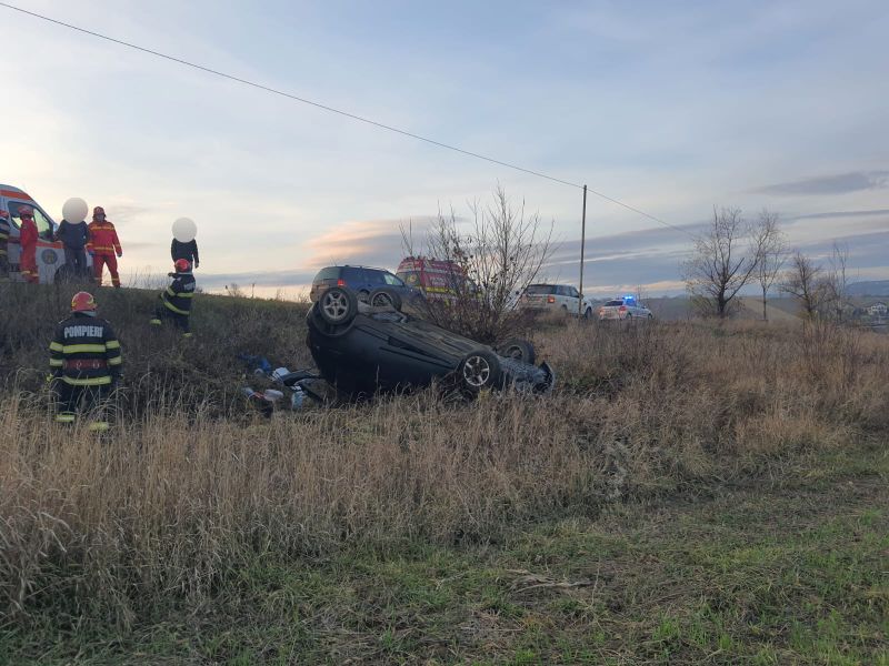 Accident la Răucești – un autoturism a ieșit în decor și s-a răsturnat pe cupolă