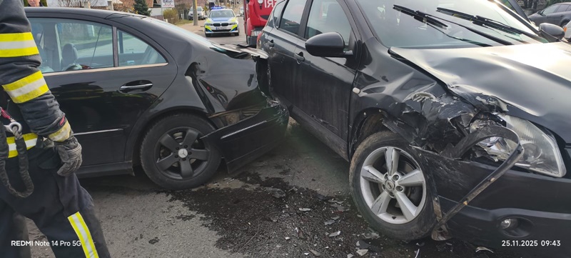 Foto. Piatra-Neamț. Accident la sensul giratoriu din Sarata 2 Foto. Piatra-Neamț. Accident la sensul giratoriu din Sarata