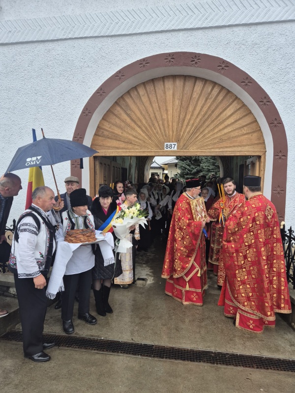 Video-Foto P.S. Nichifor Botoșăneanul, în mijlocul comunității din parohia Adormirea Maicii Domnului din Vânători-Neamț