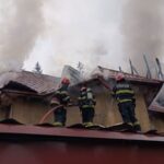 Video-foto. Bacău. Turla Bisericii Ortodoxe Luncani-Mărgineni distrusă de foc chiar de Sf. Andrei!