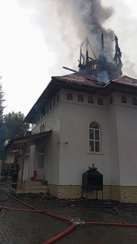 Video-foto. Bacău. Turla Bisericii Ortodoxe Luncani-Mărgineni distrusă de foc chiar de Sf. Andrei! 1 Video-foto. Bacău. Turla Bisericii Ortodoxe Luncani-Mărgineni distrusă de foc chiar de Sf. Andrei!