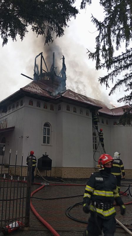 Video-foto. Bacău. Turla Bisericii Ortodoxe Luncani-Mărgineni distrusă de foc chiar de Sf. Andrei!