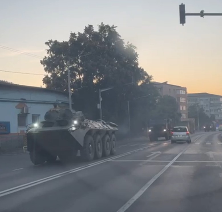 Piatra Neamț: tehnică militară în trafic în zorii zilei de 4 noiembrie