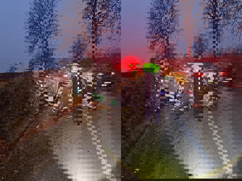 Accident la Bălușeni: mașină răsturnată pe carosabil, șoferul a ajuns la spital