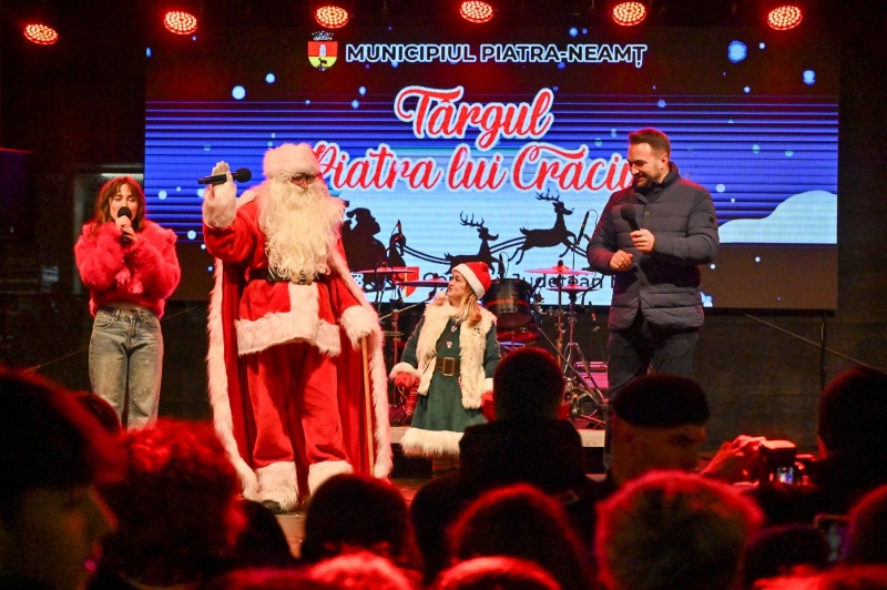 FOTO. Sania lui Moș Crăciun călătorește deasupra orașului, în fiecare seară