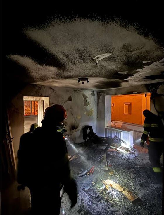 FOTO. Bacău. Explozie urmată de incendiu la bloc – două persoane au suferit arsuri