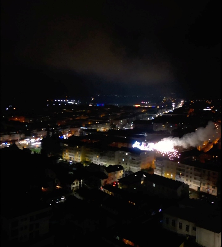 FOTO. Sania lui Moș Crăciun călătorește deasupra orașului, în fiecare seară
