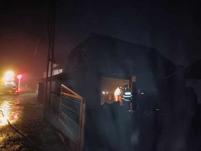 Video-foto.  Suceava.  Incendiu devastator într-o gospodărie de la Straja