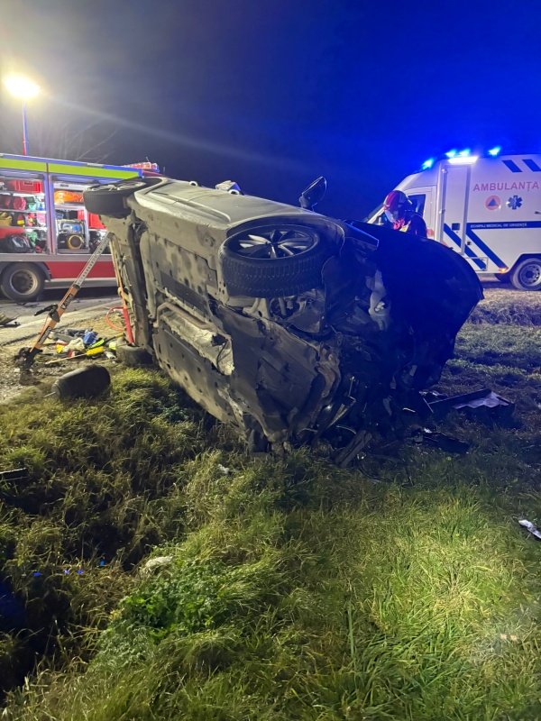 Suceava. Accident grav în Dărmănești - o persoană încarcerată după o coliziune între un autotren și o mașină 2 Suceava. Accident grav în Dărmănești - o persoană încarcerată după o coliziune între un autotren și o mașină