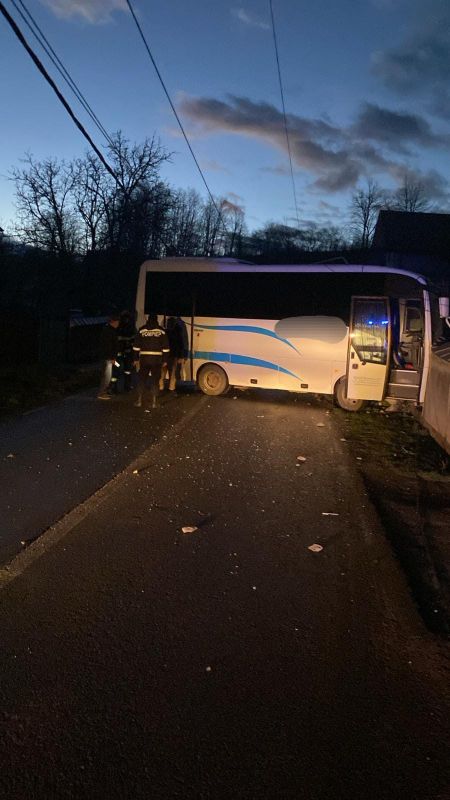 Autobuz ieșit de pe carosabil la Târpești, după ce a lovit un stâlp și gardul unei gospodării