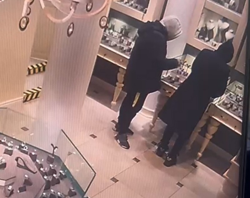 Piatra-Neamț. Doi hoți au furat bijuterii cu diamante de 10.000 de lei ziua în amiaza mare