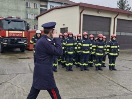 FOTO. Forțe ale ISU Neamț au participat la paradele militare de la Piatra Neamț și Roman. 6 ofițeri au fost avansați în rang